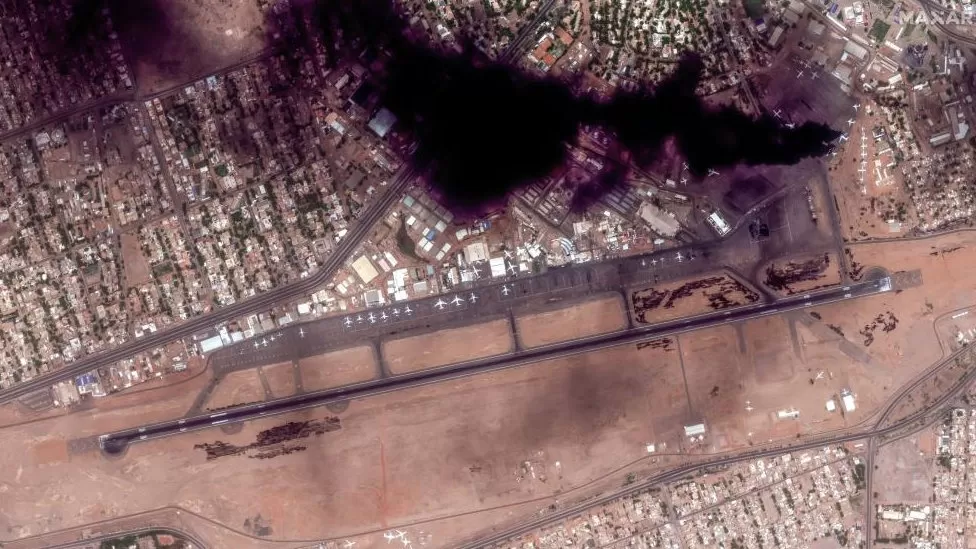 MAXAR TECHNOLOGIES, Thick black smoke was seen over Khartoum (satellite image ©2023 Maxar Technologies)