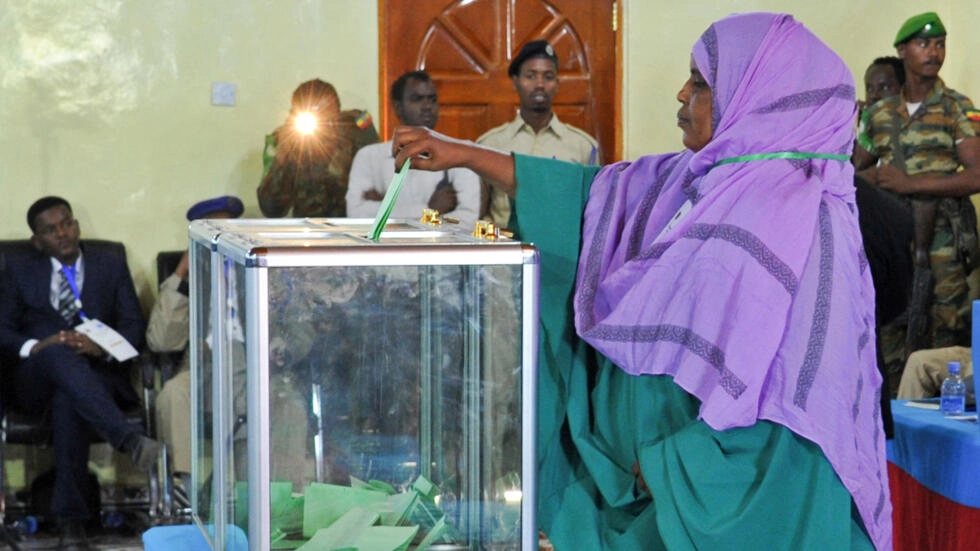 File photo: An MP casts her vote for Somalia's autonomous South West State president in Baidoa, Somalia, on December 19, 2018. © Mohamed Abdiwahab, AFP