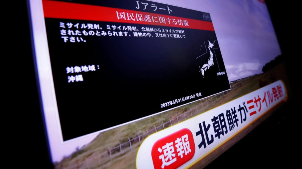 A TV screen displays a warning message after the Japanese government issued an emergency warning for residents of the southern prefecture of Okinawa, saying a missile had been launched from North Korea, in Tokyo, Japan May 31, 2023. © Issei Kato, Reuters