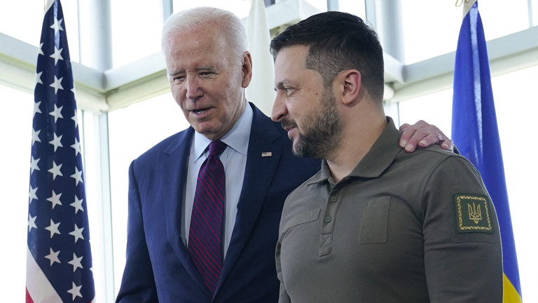 FILE PHOTO. US President Joe Biden (L) walks with Ukraine's President Volodymyr Zelensky ahead of a working session on Ukraine during the G7 Leaders' Summit in Hiroshima on May 21, 2023. ©  Susan Walsh / POOL / AFP