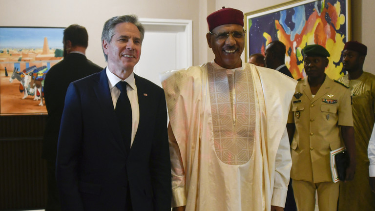 FILE PHOTO: US Secretary of State Antony Blinken poses for a photo with Nigerien President Mohamed Bazoum during their meeting at the presidential palace in Niamey, Niger, March 16, 2023 ©  Boureima Hama / Pool via AP