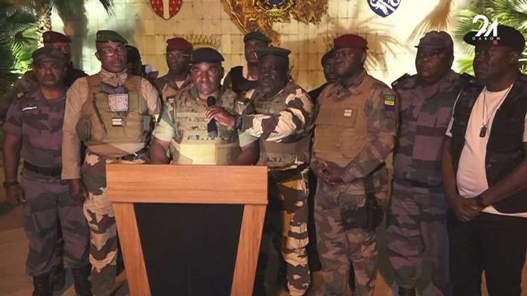 Gabonese soldiers announcing "an end to the current regime" and cancellation of an election results on national TV. ©  AFP / Gabon 24