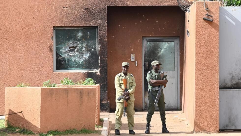 File photo of Niger police officers outside the French Embassy in Niamey taken on August 28, 2023. © AFP
