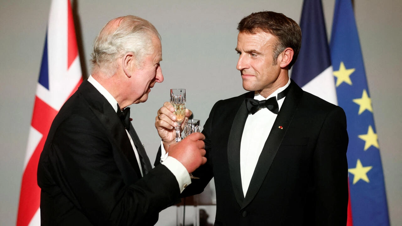 Britain's King Charles III and French President Emmanuel Macron toast during a state banquet at the Palace of Versailles, west of Paris, on September 20, 2023, on the first day of a British royal state visit to France. Britain's King Charles III and his wife Queen Camilla are on a three-day state visit to France. © © Benoit Tessier, AFP