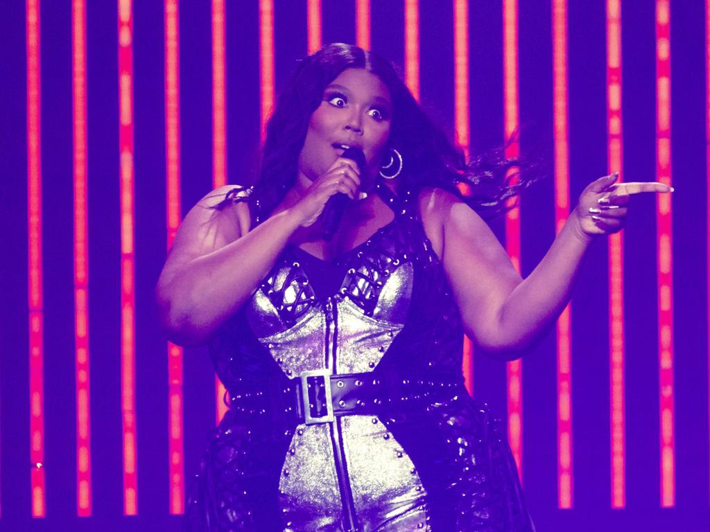 Lizzo faces backlash for ‘unnecessary’ twerking in bikini amid sexual harassment lawsuit Lizzo cops backlash for twerking bikini video