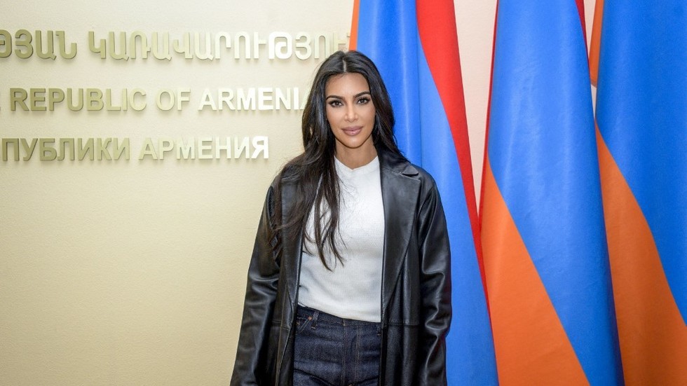 Kim Kardashian poses at the Armenian Government building in Yerevan, Armenia, October 9, 2019 ©  AFP / Karen Minasyan