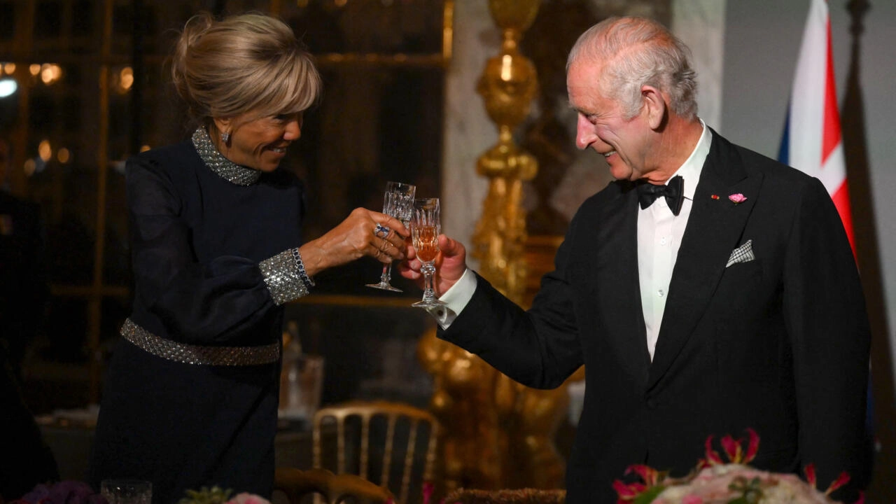 Britain's King Charles III (R) toasts with French president's wife Brigitte Macron (L) during a state banquet at the Palace of Versailles on September 20, 2023. © © Daniel Leal, AFP