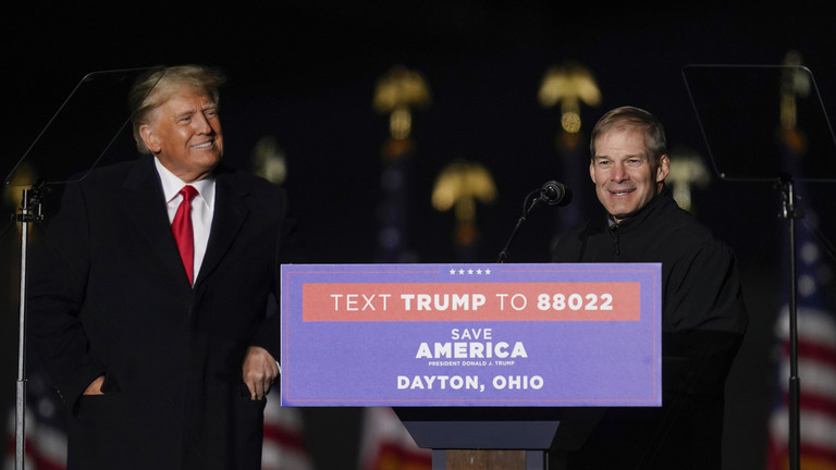 Donald Trump and Jim Jordan hold a campaign rally for Senate candidate JD Vance at Dayton International Airport, November 7, 2022 ©  AP / Michael Conroy