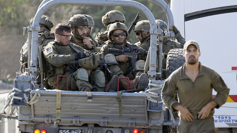 Israeli soldiers head south near Ashkelon, Israel, on Saturday, Oct. 7, 2023. ©  AP Photo/Ohad Zwigenberg