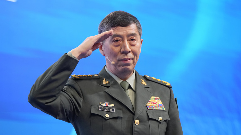 FILE PHOTO: Then-Chinese Defense Minister Li Shangfu salutes before delivering a speech at an event in Singapore, June 4, 2023. ©  AP / Vincent Thian