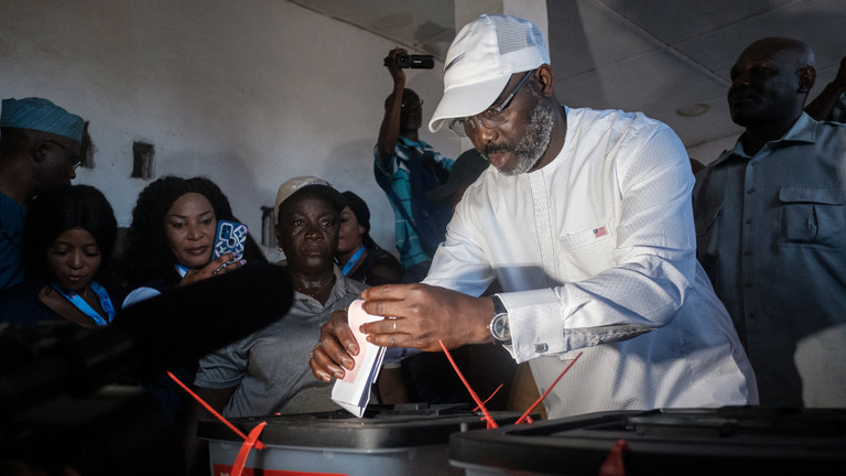 Liberia's Incumbent President George Weah casts his vote at a polling station in Monrovia on October 10, 2023 during the presidential vote. ©  GUY PETERSON / AFP