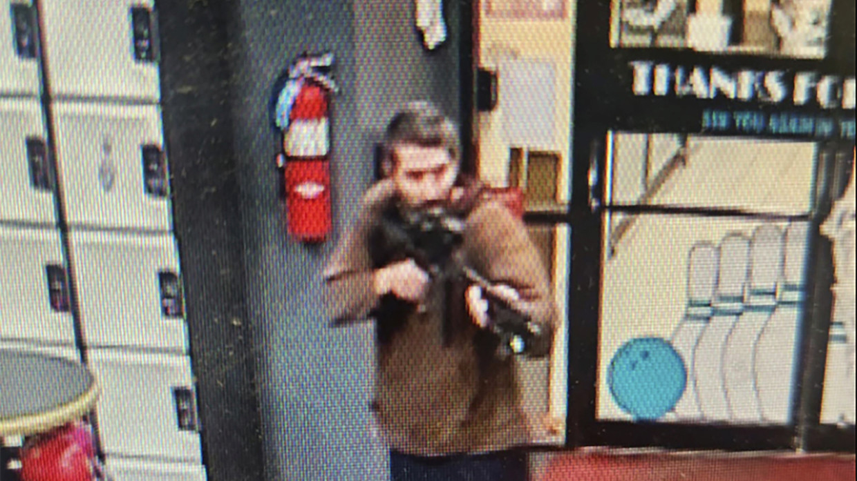 A screengrab from a video released by the Androscoggin County Sheriff's Office, showing an unidentified gunman entering Sparetime Recreation in Lewiston, Maine, October 25, 2023 ©  Androscoggin County Sheriff's Office via AP