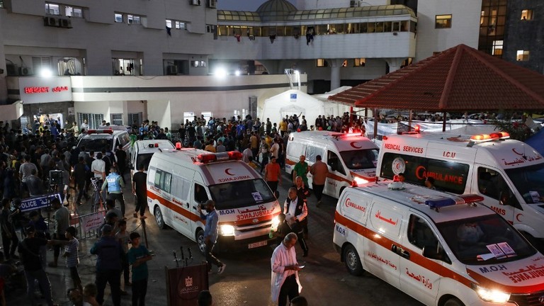 Ambulances carrying victims of Israeli strikes crowd the entrance to the emergency ward of the Shifa hospital in Gaza City, October 15, 2023 ©  AFP / Dawood Nemer