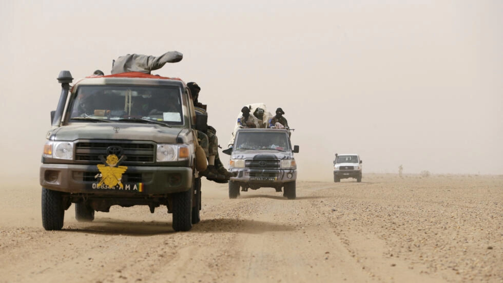 Malian soldiers patrol on a road between Gao and Kidal on July 26, 2013 in northern Mali. © Kenzo Tribouillard, AFP