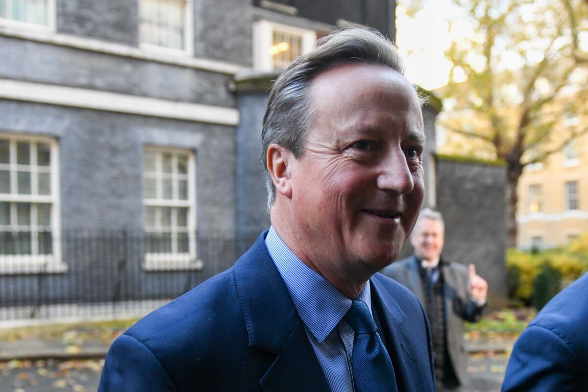 David Cameron departs 10 Downing Street on Nov. 13.Photographer: Chris J. Ratcliffe/Bloomberg