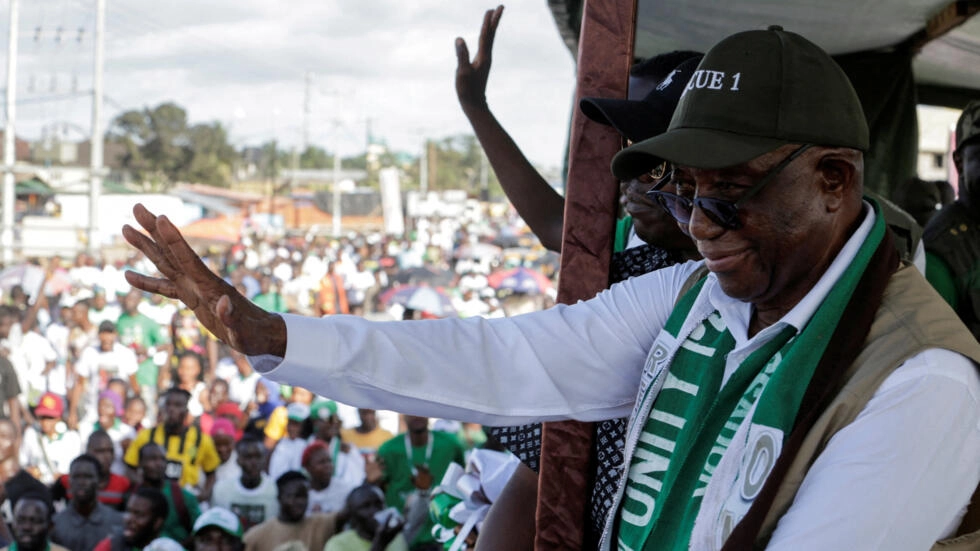 Liberia's opposition Unity Party Joseph Boakai waves to supporters at his final campaign rally for the presidential elections in Monrovia, Liberia on October 7, 2023. © رويترز