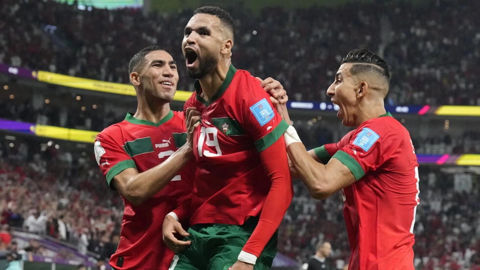 Le Marocain Youssef En-Nesyri célèbre son but face au Portugal au stade Al Thumama de Doha, au Qatar, le 10 décembre 2022. © Martin Meissner, AP
