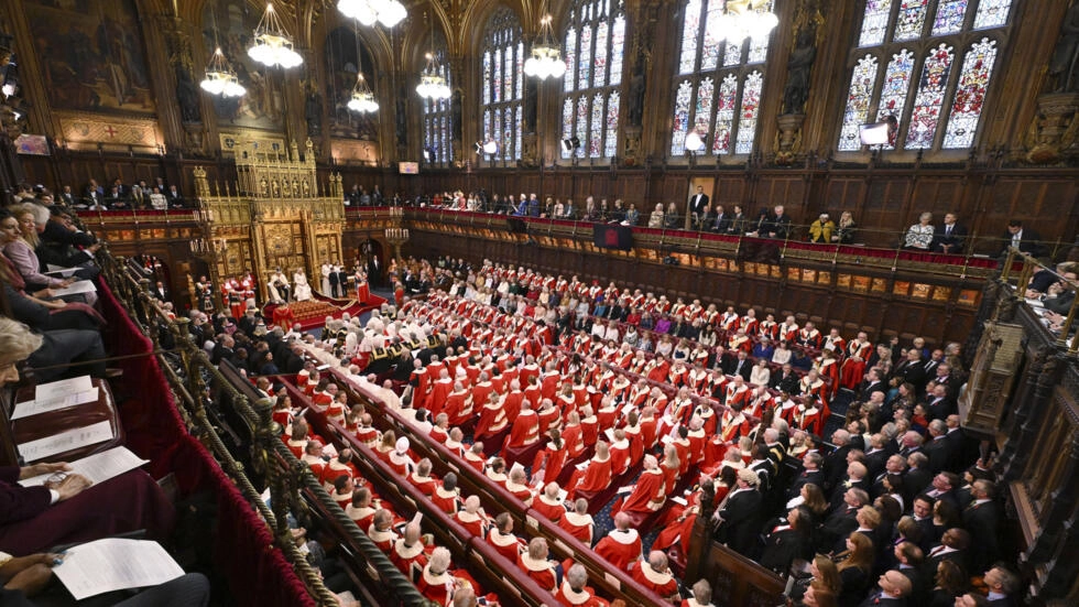 Le roi Charles III et la reine Camilla, au centre à gauche, assistent à l'ouverture de la session parlementaire à la Chambre des Lords, à Londres, le 7 novembre 2023. © Leon Neal, AP