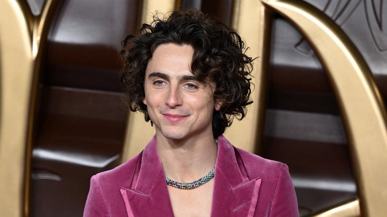 Le collier Cartier porté par Timothée Chalamet à Londres et composé de 964 pierres précieuses a été fait spécialement pour lui