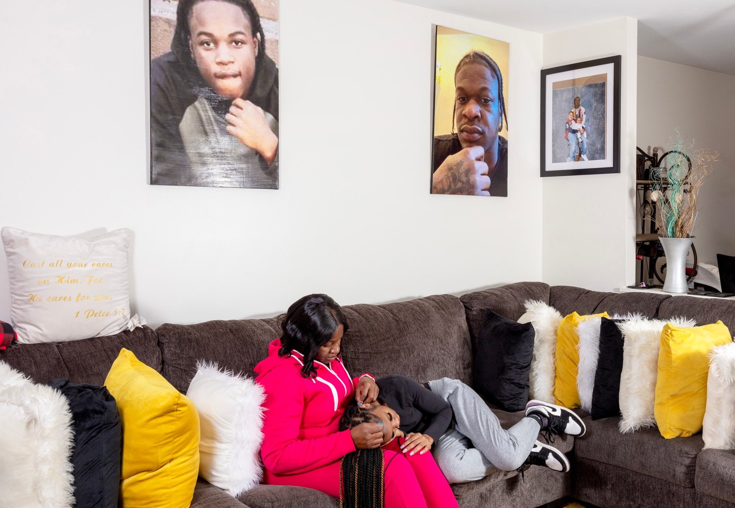 Laquvia Jones, photographed with her daughter.Photographs by Luis Manuel Diaz for The New Yorker