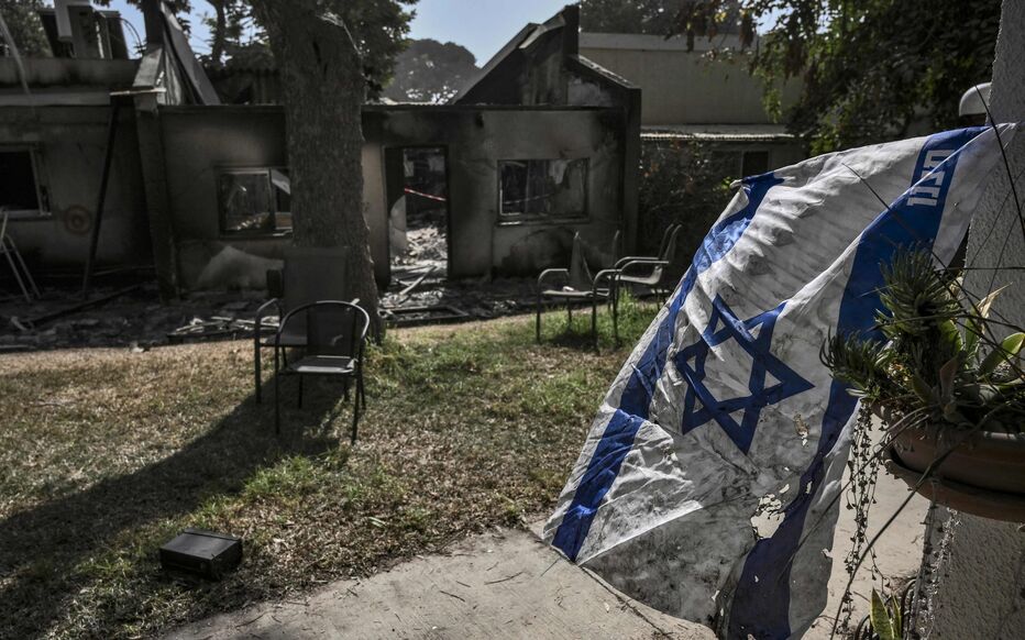 Kibboutz de Beeri (Israël), dimanche. Un drapeau israélien flotte au milieu des ruines de ces habitations attaquées le 7 octobre. AFP/Aris Messinis