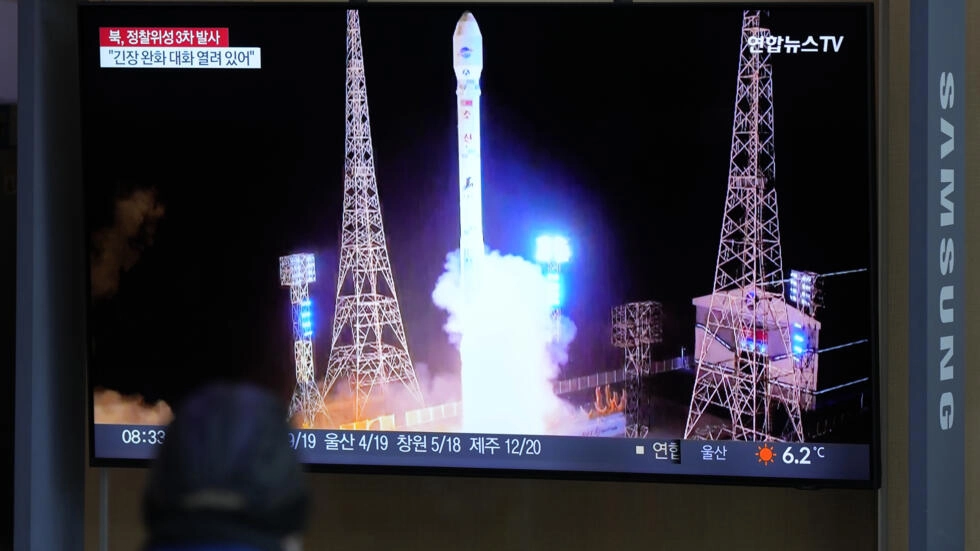 A TV screen shows a report of North Korea's spy satellite into orbit during a news programme at the Seoul Railway Station in Seoul, South Korea on November 22, 2023. © Lee Jin-man, AP
