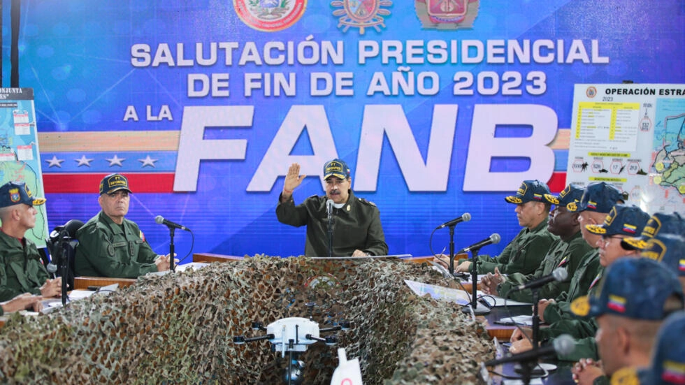 A handout picture by Venezuela's government shows President Nicolas Maduro (C) delivering a speech in Caracas before members of the country's armed forces on December 28, 2023 © Zurimar Campos / Venezuelan Presidency/AFP