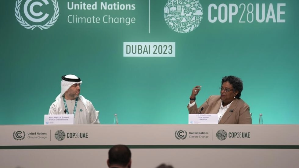 COP28 Director-General Ambassador Majid Al Suwaidi, left, and Barbados Prime Minister Mia Mottley at a news conference at the COP28 summit on December 4, 2023, in Dubai. © Kamran Jebreili, AP