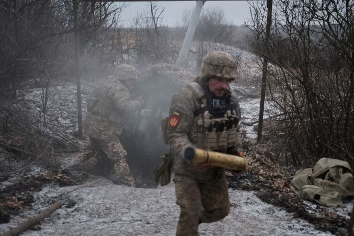 Ukrainian servicemen operate near the frontline city of Bakhmut, eastern Ukraine, this week © Maria Senovilla/EPA-EFE/Shutterstock