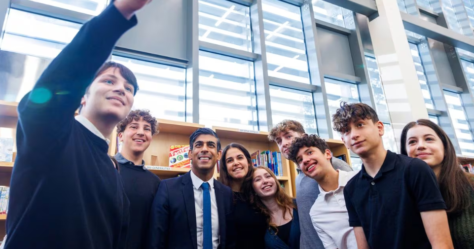 Le Premier ministre britannique Rishi Sunak, en compagnie d'étudiants à Londres, le 16 octobre 2023.  AFP