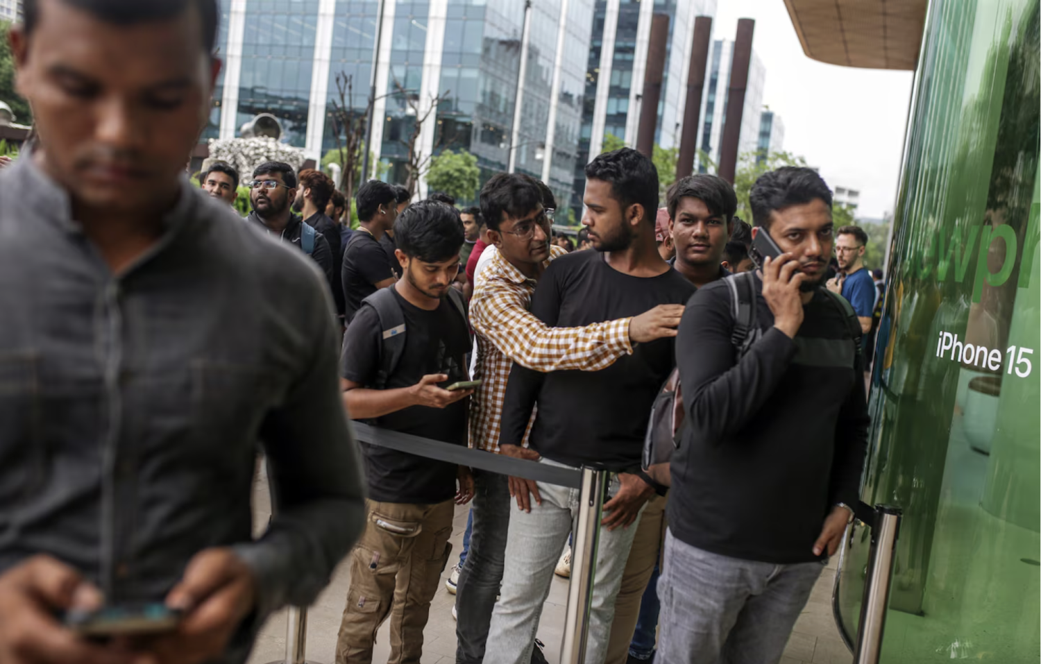 Customers outside an Apple store in Mumbai. India is on track to account for 10 percent of Apple sales in 2025, up from 4 percent now, an analyst said. (Dhiraj Singh/Bloomberg News/Getty Images)