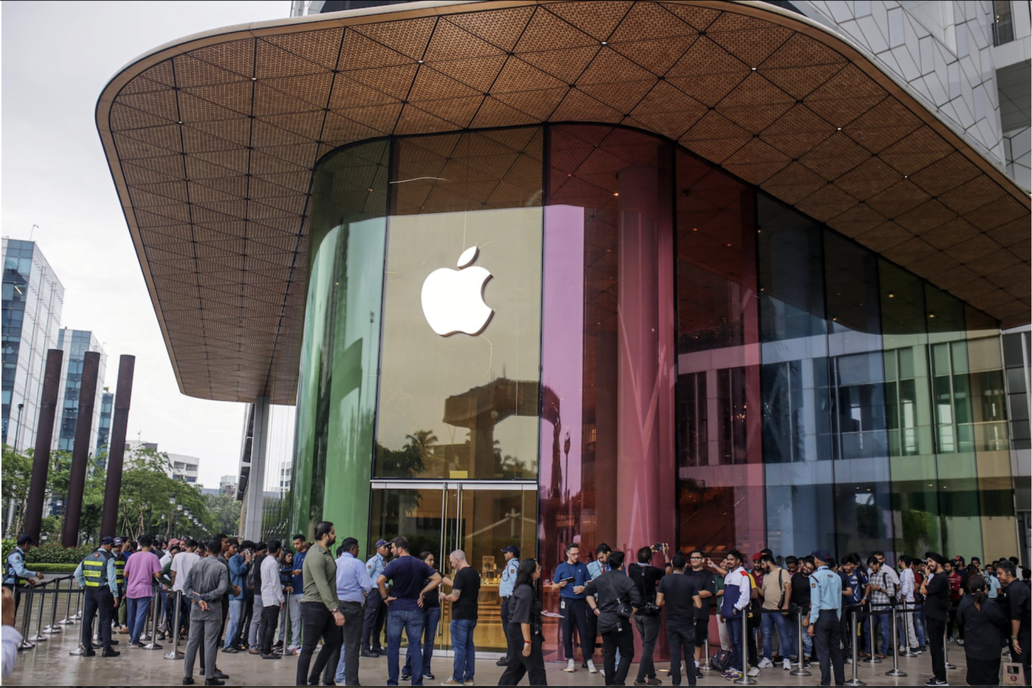 Customers outside a Mumbai Apple store in September. In private, the Indian government tried to pressure Apple to help soften the impact of the company’s warnings about potential government hacking. (Dhiraj Singh/Bloomberg News/Getty Images)