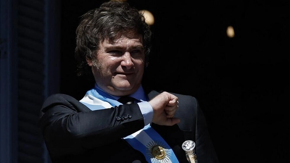 Argentina's new president Javier Milei gestures at the crowd from a balcony of Casa Rosada Presidential Palace on his inauguration day in Buenos Aires on December 10, 2023. © AFP