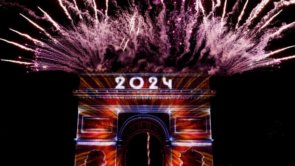 Fireworks illuminate the sky over the Arc de Triomphe during the New Year's celebrations on the Champs Elysees avenue in Paris, France, January 1, 2024. © Benoit Tessier, Reuters