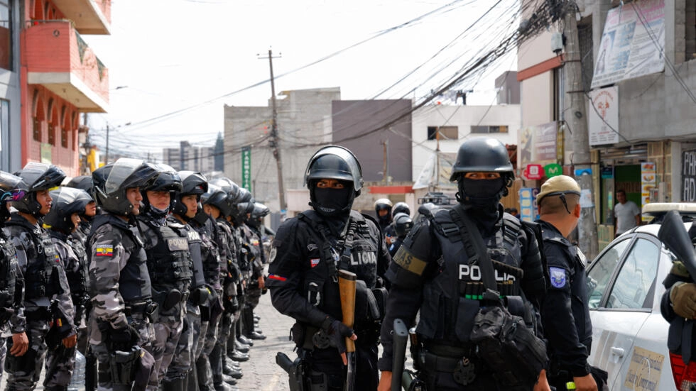 Police leave the El Inca prison after a security operation due to riots, following the disappearance of Jose Adolfo Macias, alias 'Fito', in Quito, Ecuador, January 8, 2024. © Karen Toro, Reuters