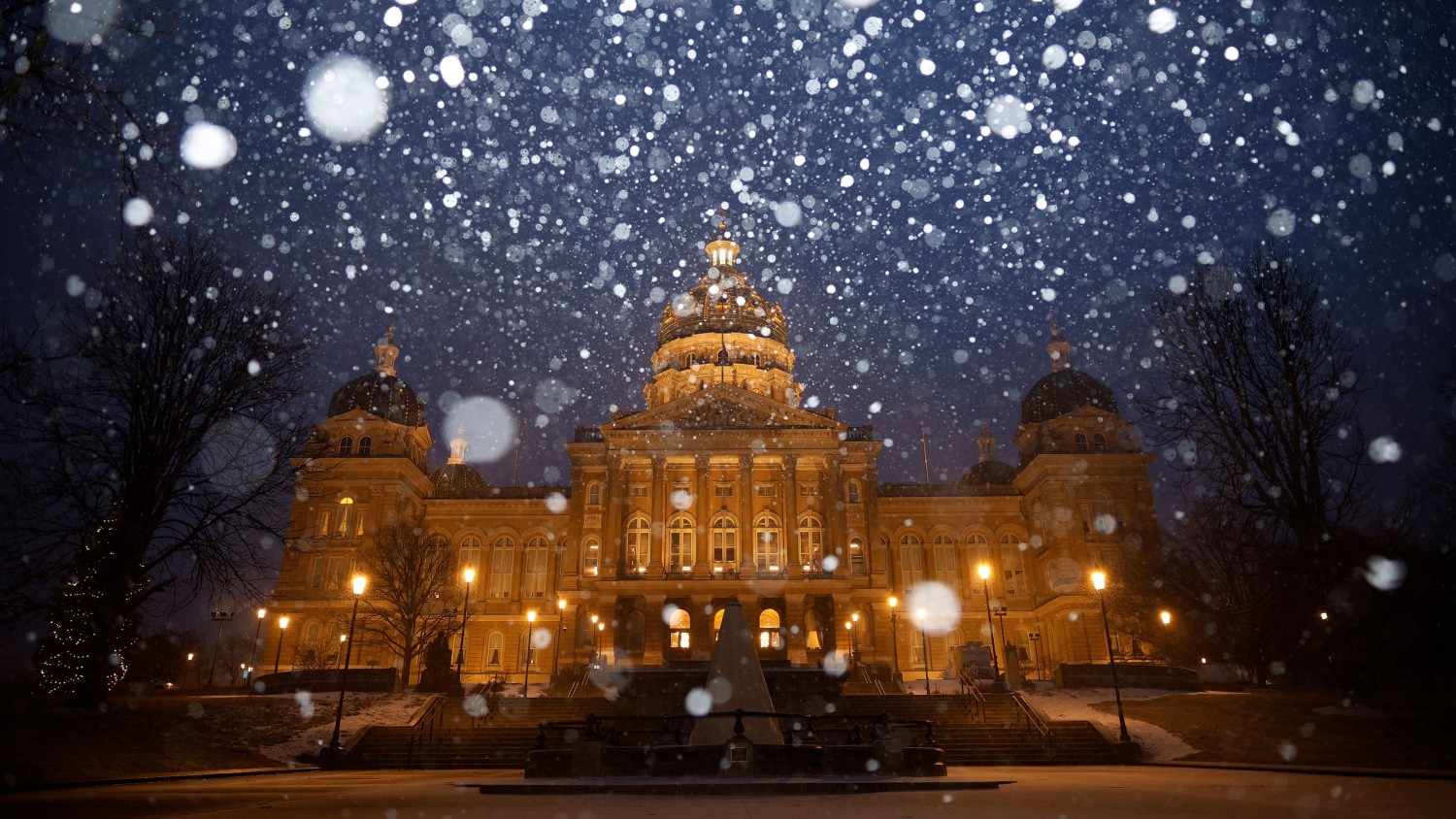 Snow falls on the Iowa State Capitol in Des Moines amid a powerful winter storm on Monday. Chip Somodevilla/Getty Images