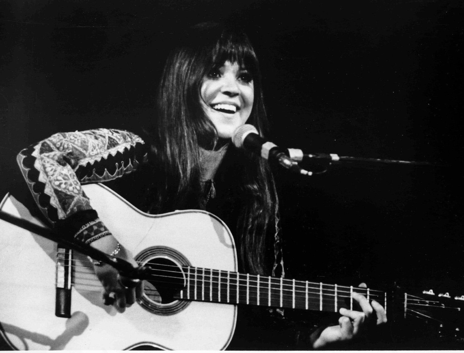 The singer and songwriter Melanie in an undated photo. She was one of only three women who performed unaccompanied at the Woodstock festival in 1969.Credit...Universal Images Group via Getty Images