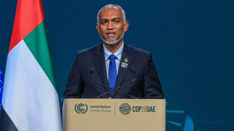 Maldives President Mohamed Muizzu speaks at the UN climate summit in Dubai, December 1, 2023. ©  KARIM SAHIB / AFP