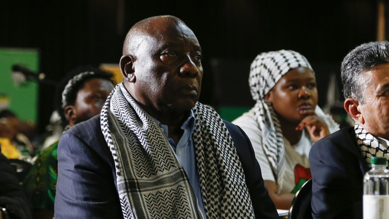 South African President Cyril Ramaphosa (L) listens to the ruling from the top UN court that harshly criticized Israel's war against Hamas, in Johannesburg, South Africa, January 26, 2024. ©  AP / Stringer