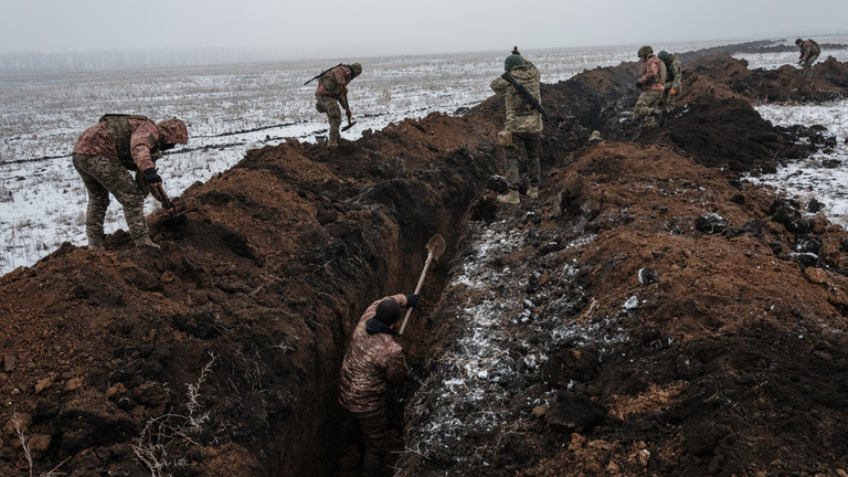 FILE PHOTO. Ukrainian servicemen make a trench near Bakhmut. ©  YASUYOSHI CHIBA / AFP