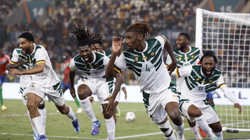 Christopher Wooh (3R) celebrates after scoring the winning goal for Cameroon against Gambia. © KENZO TRIBOUILLARD / AFP
