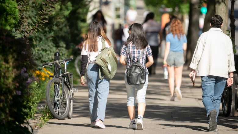 Students are seen walking at McGill University in Montreal on Aug. 23. (Ivanoh Demers/Radio-Canada)