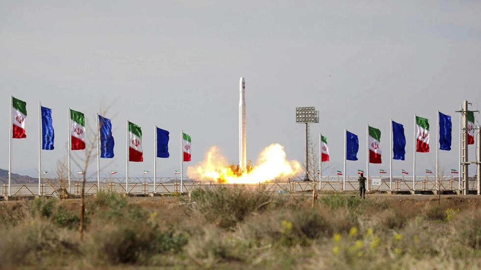 File photo: In this photo released Wednesday, April 22, 2020, by Sepah news, an Iranian rocket carrying a satellite is launched from an undisclosed site believed to be in Iran's Semnan province. © Sepah / AP