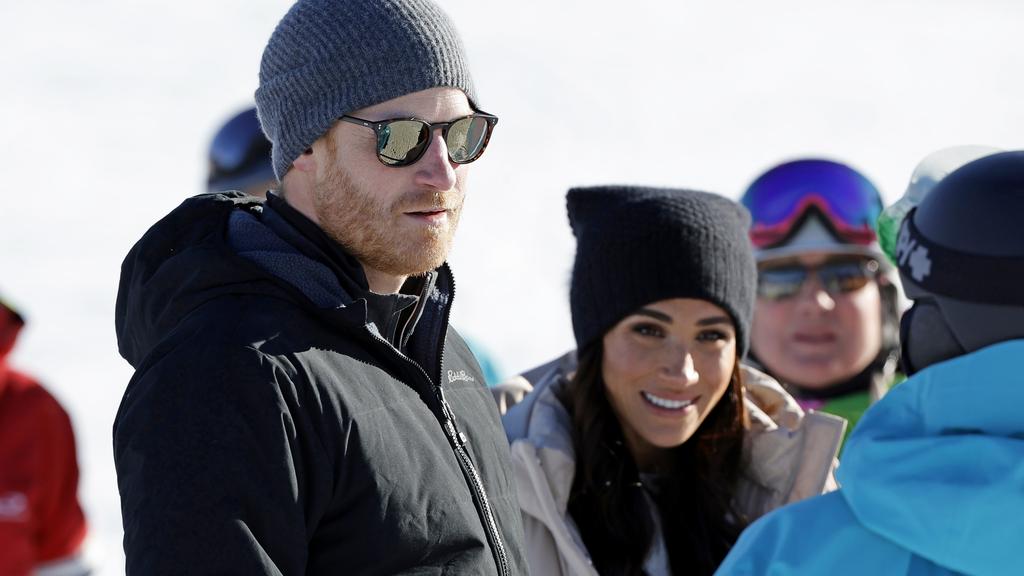 Prince Harry, Duke of Sussex and Meghan, Duchess of Sussex talk to Invictus organisers. (Photo by Andrew Chin/Getty Images)