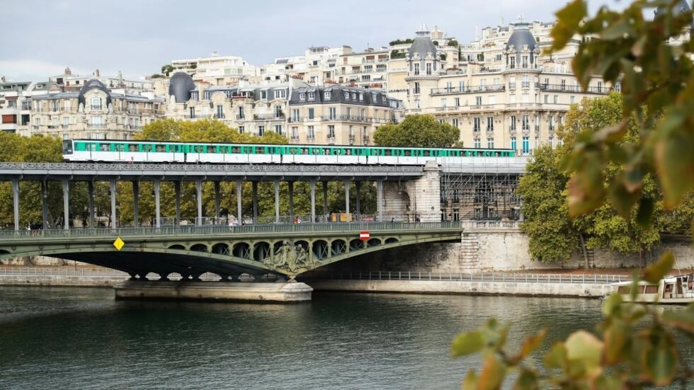Picturesque but creaking: the line 6 offers some of the best views on the Paris metro. © Jacques Demarthon, AFP