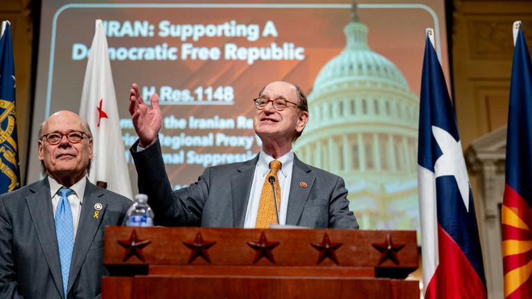 US Representative Brad Sherman (right) speaks at a press briefing on Iran earlier this month in Washington. © Getty Images / Andrew Harnik