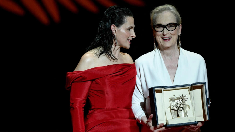 France's Juliette Binoche handed Meryl Streep an honorary Palme d'Or at the opening ceremony of the 77th Cannes Film Festival. © Christophe Simon, AFP