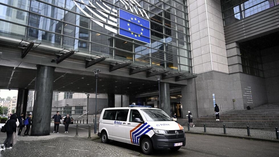 A police van in front of the European Parliament building on May 29, 2024, where searches are being conducted as part of a Belgian probe into suspected Russian interference and corruption in Brussels. © Laurie Dieffembacq, AFP