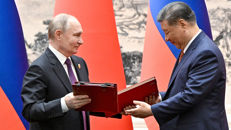 Russian President Vladimir Putin and Chinese President Xi Jinping attend a signing ceremony following a meeting in expanded format at the Great Hall of the People in Beijing, China. ©  Sputnik/Sergey Bobylev