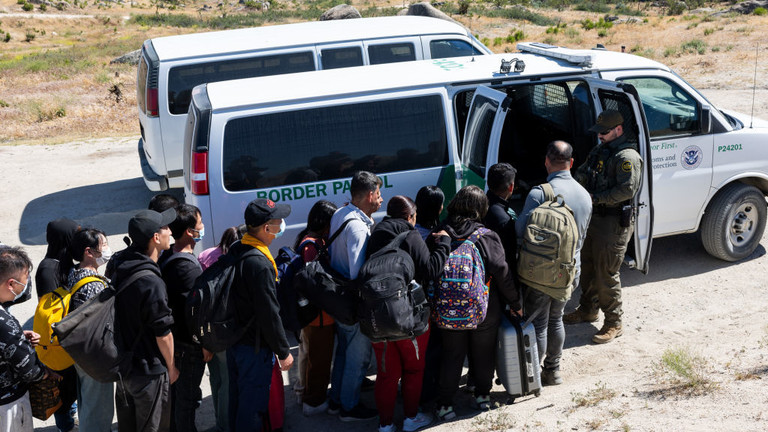 File photo: US Border Patrol picks up migrants who crossed the border from Mexico near San Diego, California, May 26, 2024. ©  Qian Weizhong/VCG via Getty Images